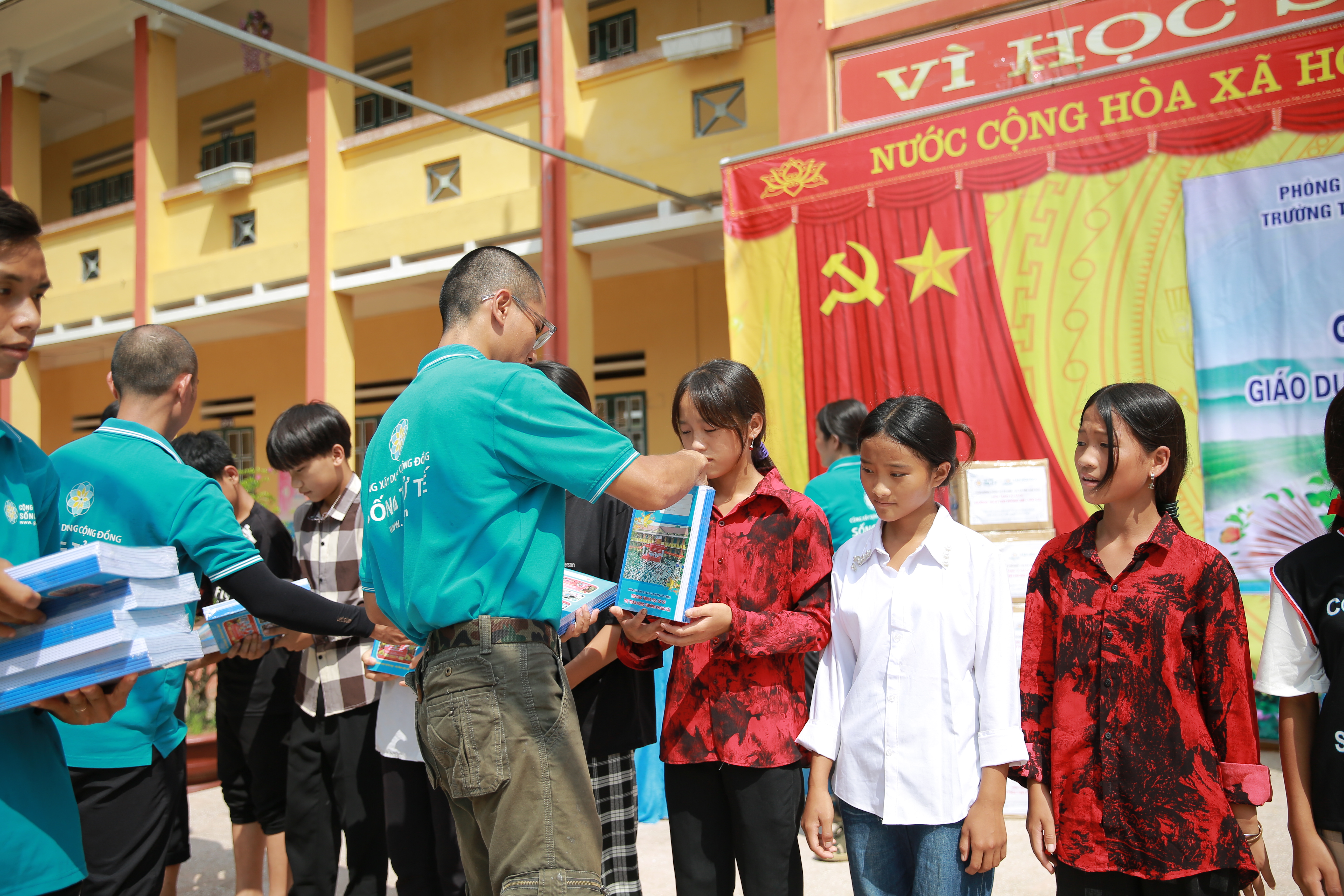 Bạn chọn rác, chọn hoa hay chọn đất mẹ? - hình 1